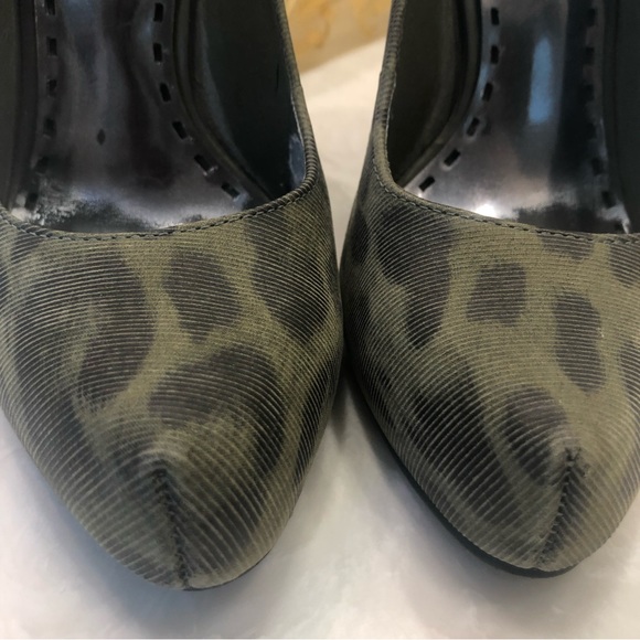 Gianni Bini Pumps, army green faint leopard print fabric, platform, Size 7 - Picture 12 of 16